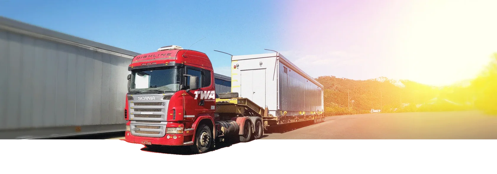 Caminhão da TWA transportando carga em rodovia